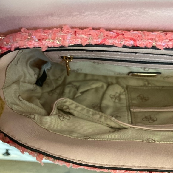 A beautiful new Guess cross body purse. - Picture 3 of 11